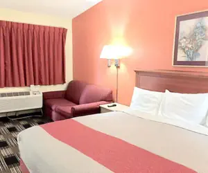 Photo 4 - Red Carpet Inn Great Lakes