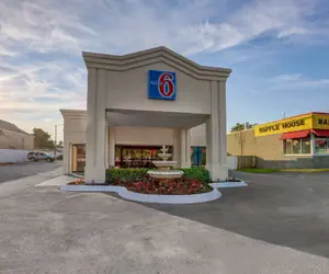 Photo 2 - Motel 6 Jacksonville, NC