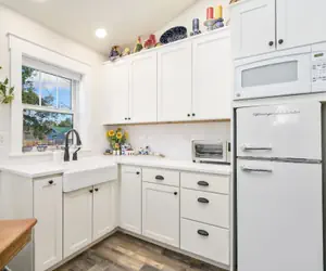 Photo 5 - City Park Bungalow Pet Friendly w/ Dog Run