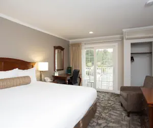 Photo 5 - Golden Gables Inn Dazzler Select by Wyndham