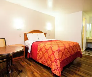 Photo 5 - Tropic Lodge