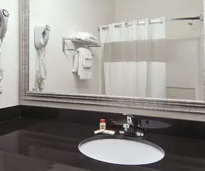 Photo 3 - Super 8 by Wyndham Bowling Green North