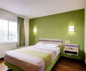 Photo 2 - Super 8 by Wyndham Aurora East