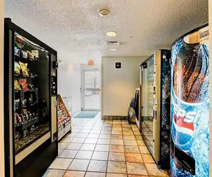 Photo 4 - Super 8 by Wyndham Aurora East