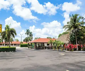 Photo 2 - Super 8 by Wyndham Florida City/Gateway to Keys/Everglades