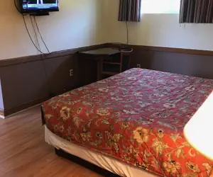 Photo 4 - Royal Inn Motel