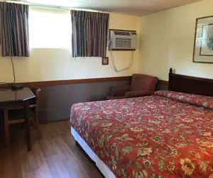 Photo 5 - Royal Inn Motel