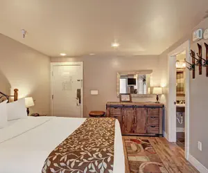 Photo 5 - Winter Ski-in/out Studio Sleeps 4, Steps To Historic Main St Studio Bedroom Condo by RedAwning