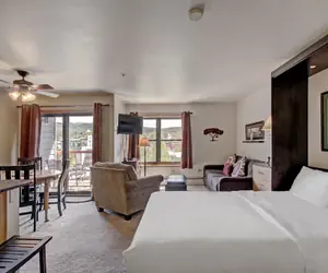 Photo 4 - Bright Scenic Studio Walk To Ski And Apres-ski - Sleeps 4 Studio Bedroom Condo by RedAwning