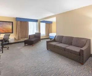 Photo 3 - Days Inn & Suites Grand Rapids Near Downtown