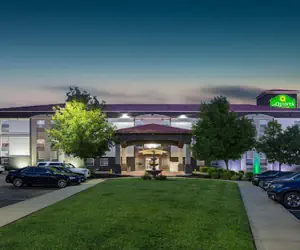 Photo 2 - La Quinta Inn & Suites by Wyndham Blue Springs