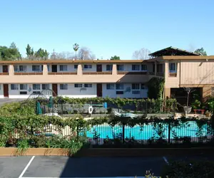 Photo 2 - Stanford Motor Inn