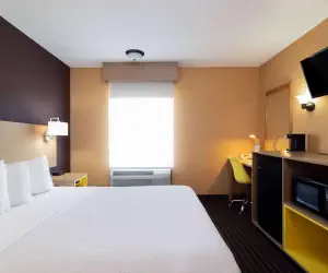 Photo 4 - Days Inn by Wyndham Anderson IN