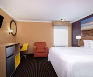 Photo 5 - Days Inn by Wyndham Anderson IN