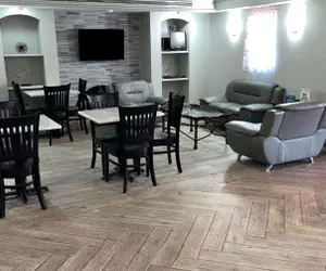 Photo 2 - Days Inn by Wyndham Birmingham/West