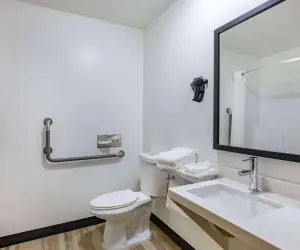 Photo 2 - Super 8 by Wyndham Duluth