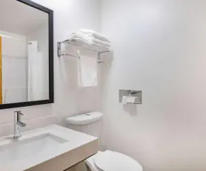 Photo 3 - Super 8 by Wyndham Duluth