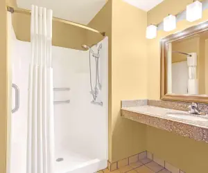 Photo 5 - Days Inn by Wyndham Oklahoma City