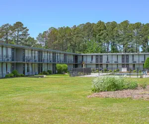 Photo 3 - Masters Inn Selma Smithfield I-95 By OYO