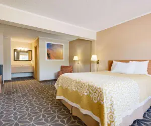 Photo 4 - Days Inn by Wyndham Fairmont