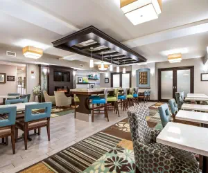 Photo 4 - Hampton Inn West