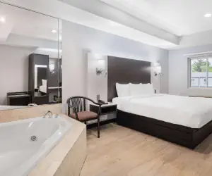 Photo 3 - Days Inn & Suites by Wyndham Niagara Falls/Buffalo