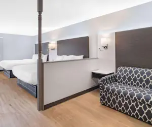 Photo 4 - Days Inn & Suites by Wyndham Niagara Falls/Buffalo