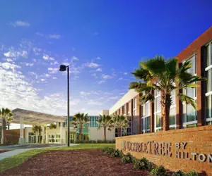 Photo 4 - DoubleTree Hotel & Suites Charleston Airport