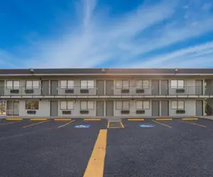 Photo 5 - HomeTowne Studios by Red Roof Orange, TX