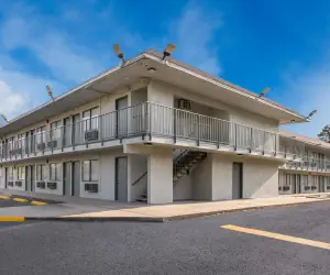 Photo 4 - HomeTowne Studios by Red Roof Orange, TX