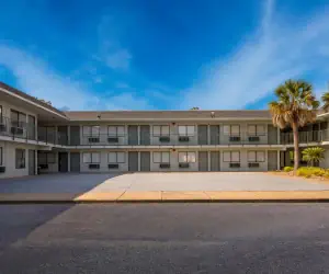 Photo 3 - HomeTowne Studios by Red Roof Orange, TX