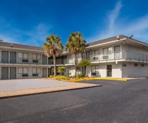 Photo 2 - HomeTowne Studios by Red Roof Orange, TX