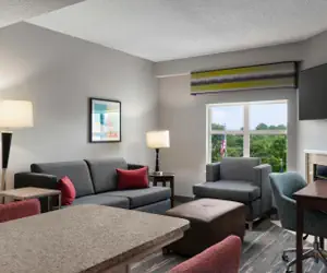 Photo 3 - Hampton Inn & Suites Newport News-Airport - Oyster Point Area
