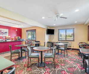 Photo 5 - Super 8 by Wyndham Mt. Pleasant