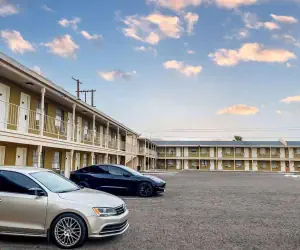 Photo 2 - Super 8 by Wyndham Blythe