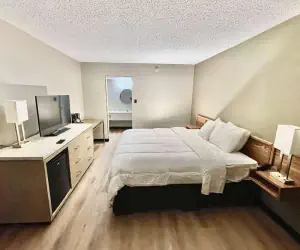 Photo 4 - Super 8 by Wyndham Blythe