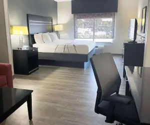 Photo 4 - La Quinta Inn & Suites by Wyndham Tulsa Midtown