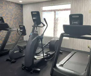 Photo 3 - La Quinta Inn & Suites by Wyndham Tulsa Midtown