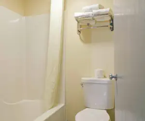 Photo 2 - Super 8 by Wyndham Rockford