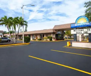 Photo 3 - Days Inn by Wyndham St. Petersburg Central