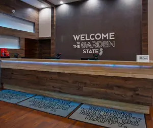 Photo 2 - Hampton Inn & Suites By Hilton- Newark Airport Elizabeth