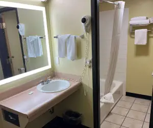 Photo 2 - Days Inn by Wyndham Park City Kansas