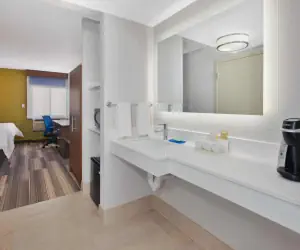 Photo 2 - Holiday Inn Express Fairfax-Arlington Boulevard, an IHG Hotel