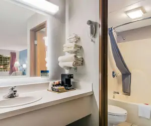 Photo 5 - Econo Lodge Branson Theater District