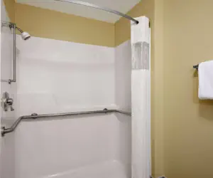 Photo 3 - Travelodge by Wyndham Wenatchee