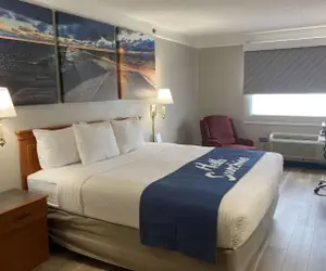 Photo 2 - Days Inn & Suites by Wyndham Arlington Heights