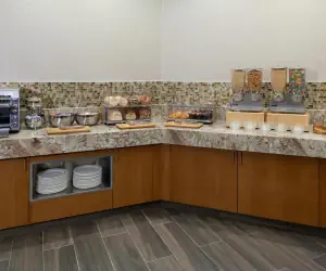 Photo 3 - DoubleTree by Hilton Kansas City - Overland Park