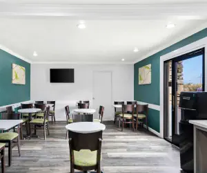 Photo 2 - Best Western Park Crest Inn