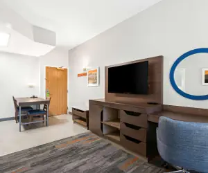 Photo 3 - Hampton Inn & Suites Phoenix-Goodyear