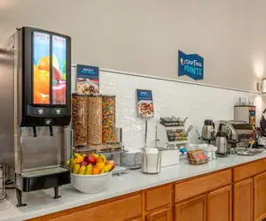 Photo 4 - Clarion Pointe Louisville East